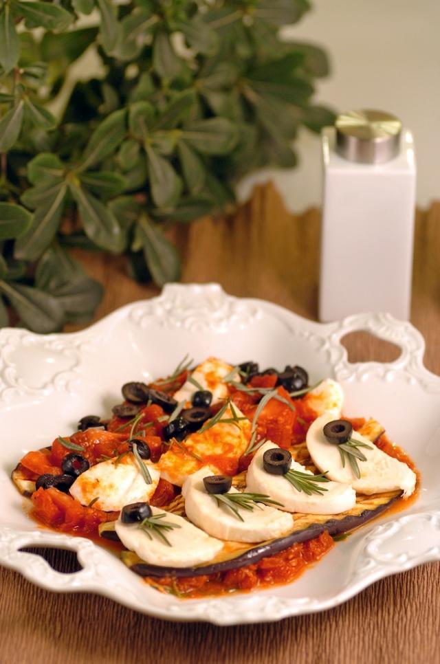  Domates Soslu Patlıcanlı Mozerella Tarifi