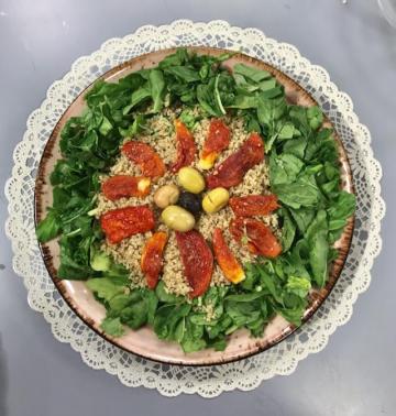 Ispanaklı Kuru Domatesli Kinoa Salatası – Sağlıklı Mutfak
